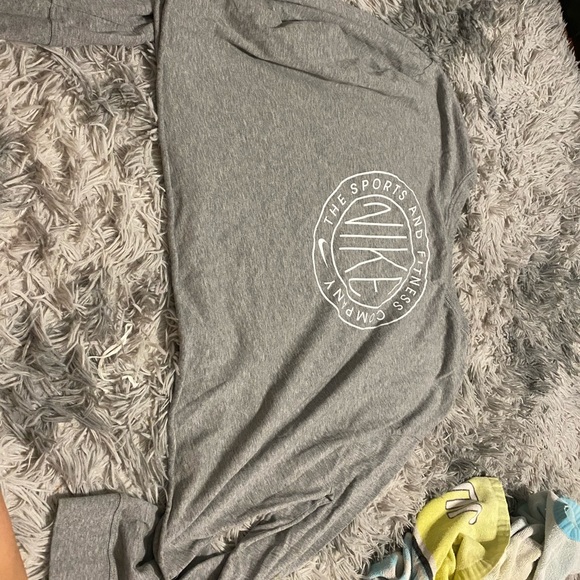 long sleeve. Very comfortable and good quality. Just 2 small yellow stains. - Picture 5 of 5